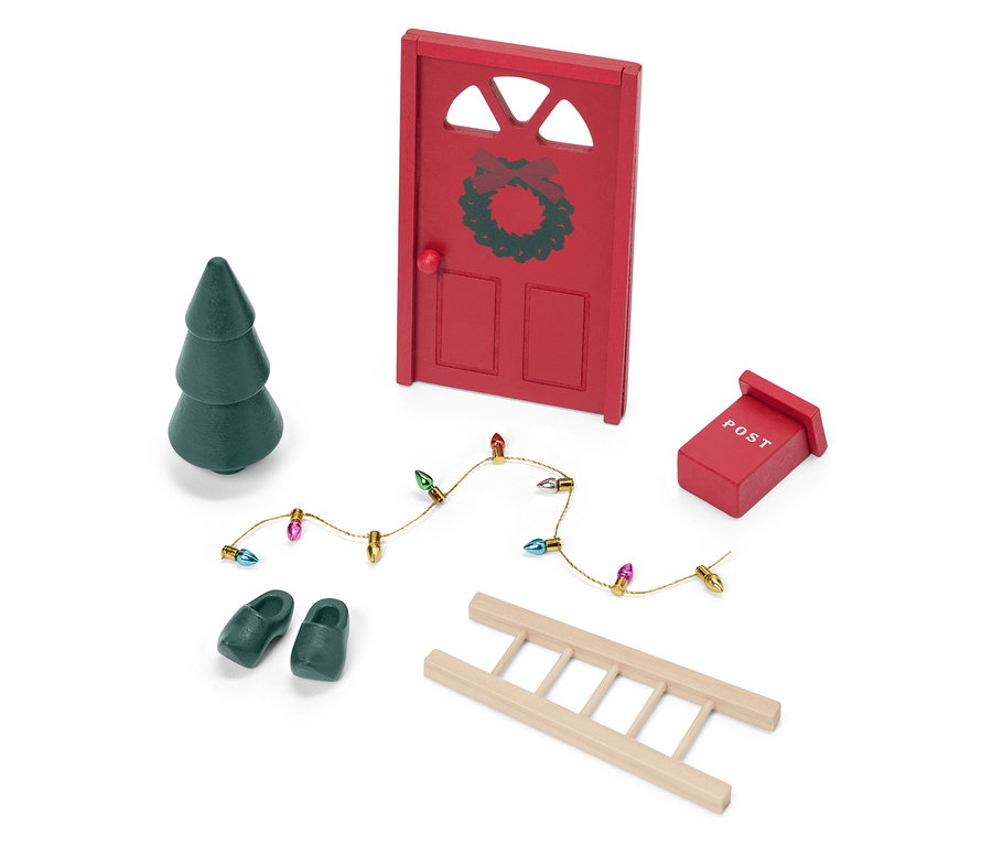 Červené dveře s věncem, zelený strom, červená poštovní schránka, světla a žebřík na bílém pozadí.