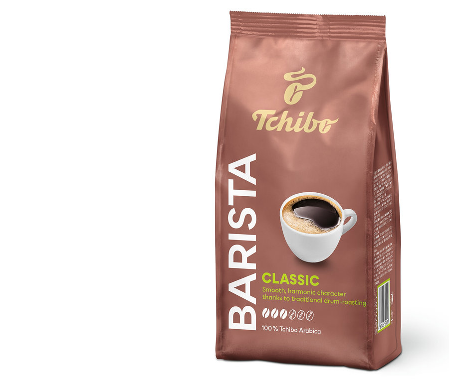 Balení mleté kávy Tchibo Barista Classic s šálkem kávy.