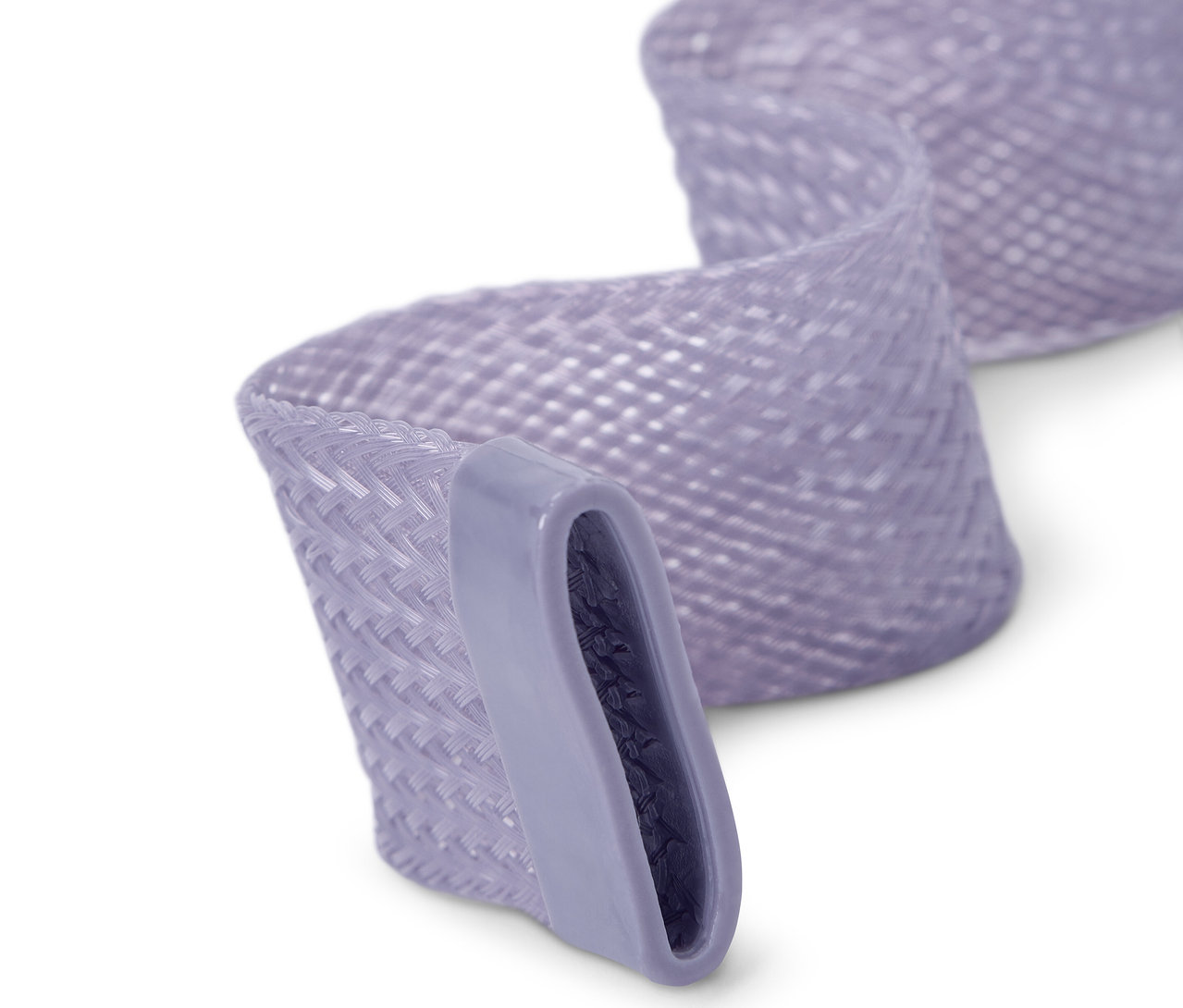 Detailní záběr na fialový textilní kabelový návlek s plastovým koncem.