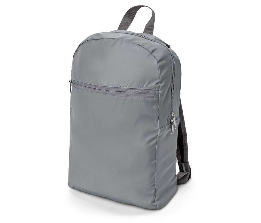 Šedý batoh se stříbrnými zipy a šedými popruhy.