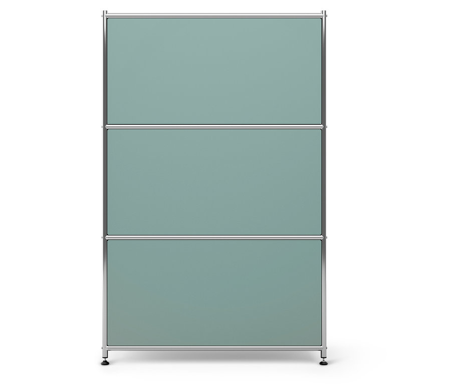 Třípatrový regál s kovovým rámem a zelenými výplněmi.