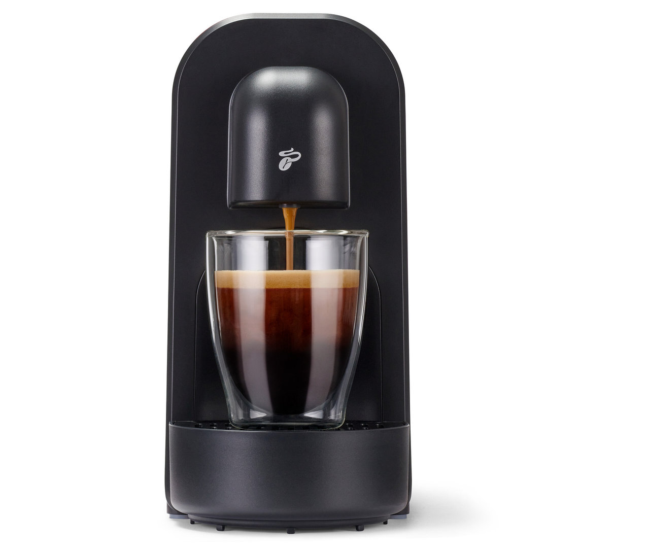 Černý kávovar Cafissimo now red plní šálek kávou.