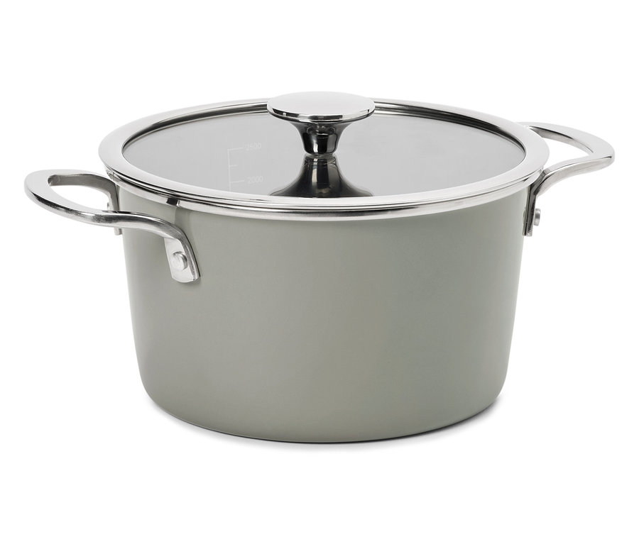 Šedý hrnec s poklicí.