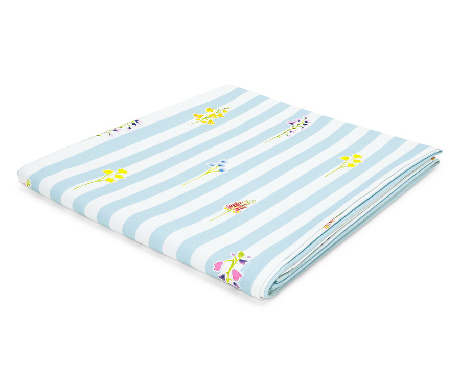 Složená světle modrá a bílá pruhovaná látka s květinovovým vzorem.