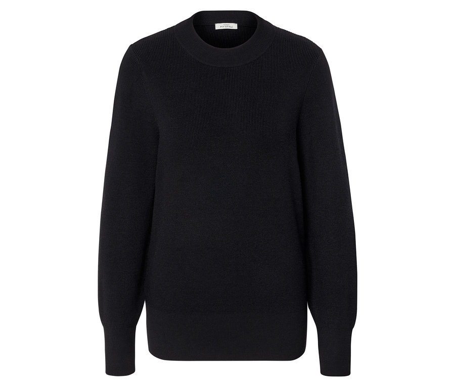 Černý pletený svetr s dlouhými rukávy.