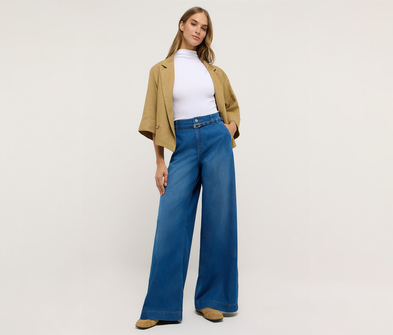 Žena v džínách Angels »Liva« Sleek Wide Leg, bílém topu a bundě.