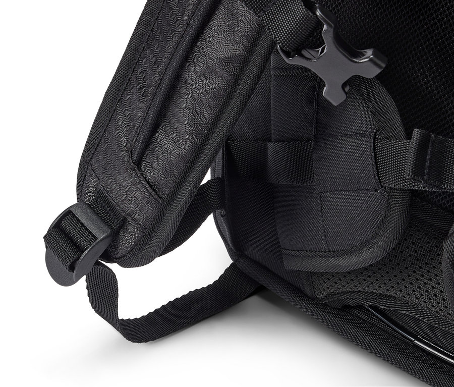 Detailní záběr na ramenní popruhy a boční popruh černého batohu.