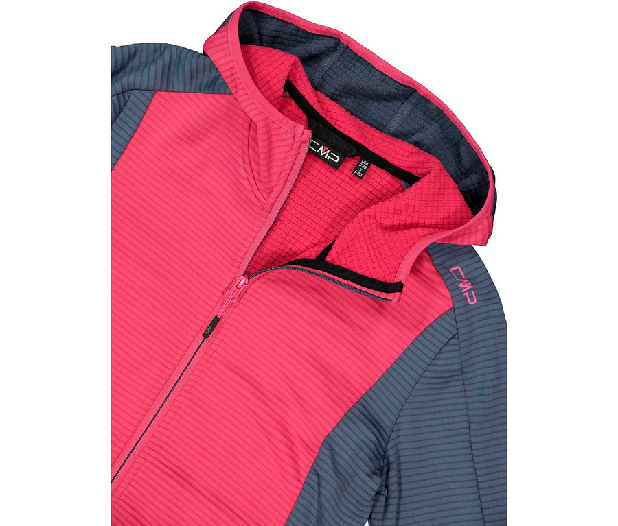 Detail růžové fleecové bundy CMP s kapucí a modrošedými rukávy.