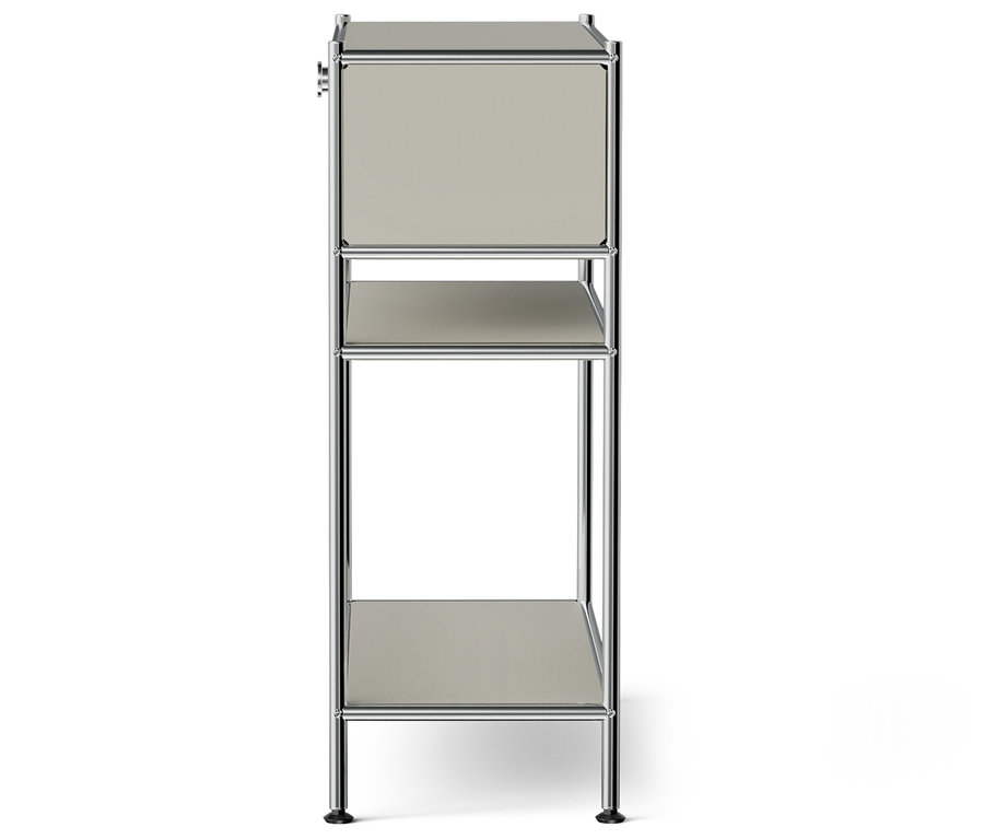 Šedý regál se třemi policemi a skříňkou nahoře, na bílém pozadí.