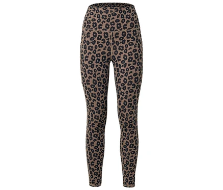 Hnědé legíny s černým leopardím vzorem, focené zepředu.