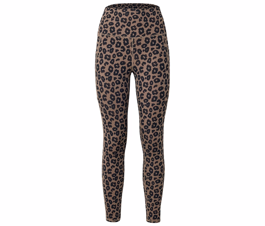 Hnědé legíny s černým leopardím vzorem, focené zepředu.