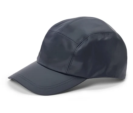 Tmavě modrá baseballová čepice leží na bílém pozadí.