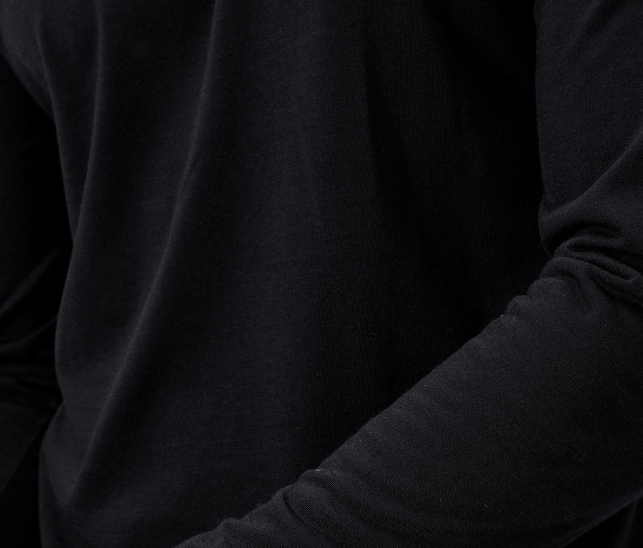 Detailní pohled na černé tričko s dlouhým rukávem.