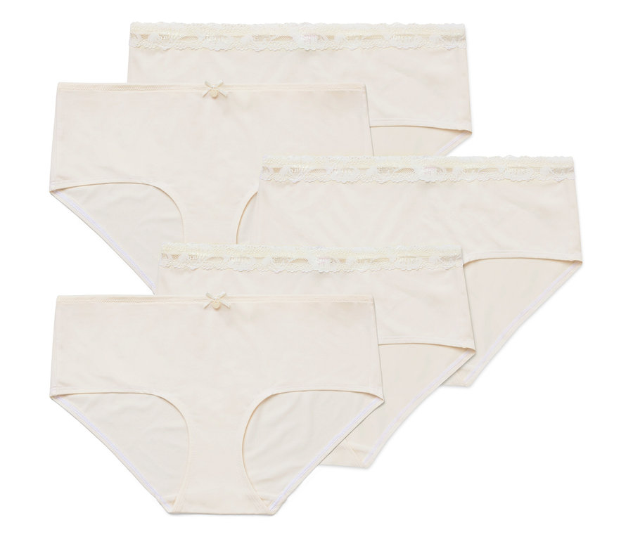 Pětice světle béžových dámských kalhotek leží na sobě.