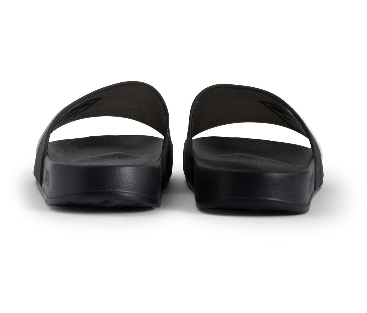 Dvoje černé pánské pantofle FILA Lugo, viděné zezadu a umístěné vedle sebe.