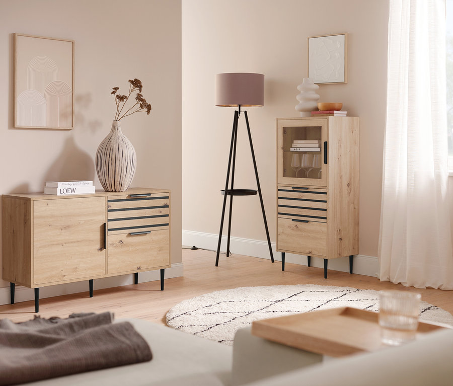 Interiérová scéna s lampou Trio Stehleuchte »Colette«, krémovým lehátkem DOMO s pravou opěrkou a kobercem Indoorteppich »NOMAD Rhombus Line« (průměr cca 160 cm).