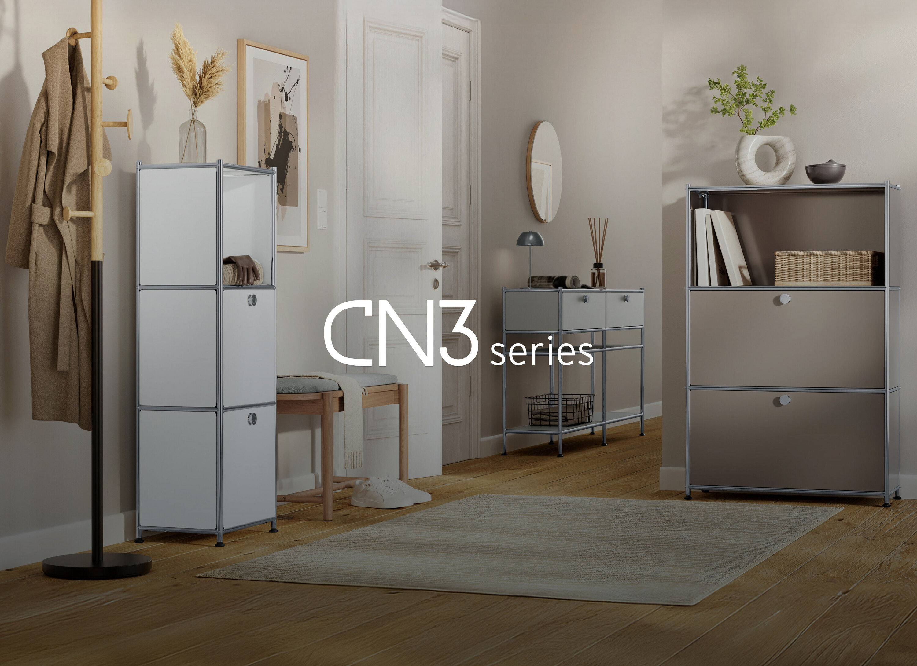 Interiérová scéna s bílým a šedým policovým systémem, věšákem na oblečení, komodou, stoličkou a dekorativními prvky.