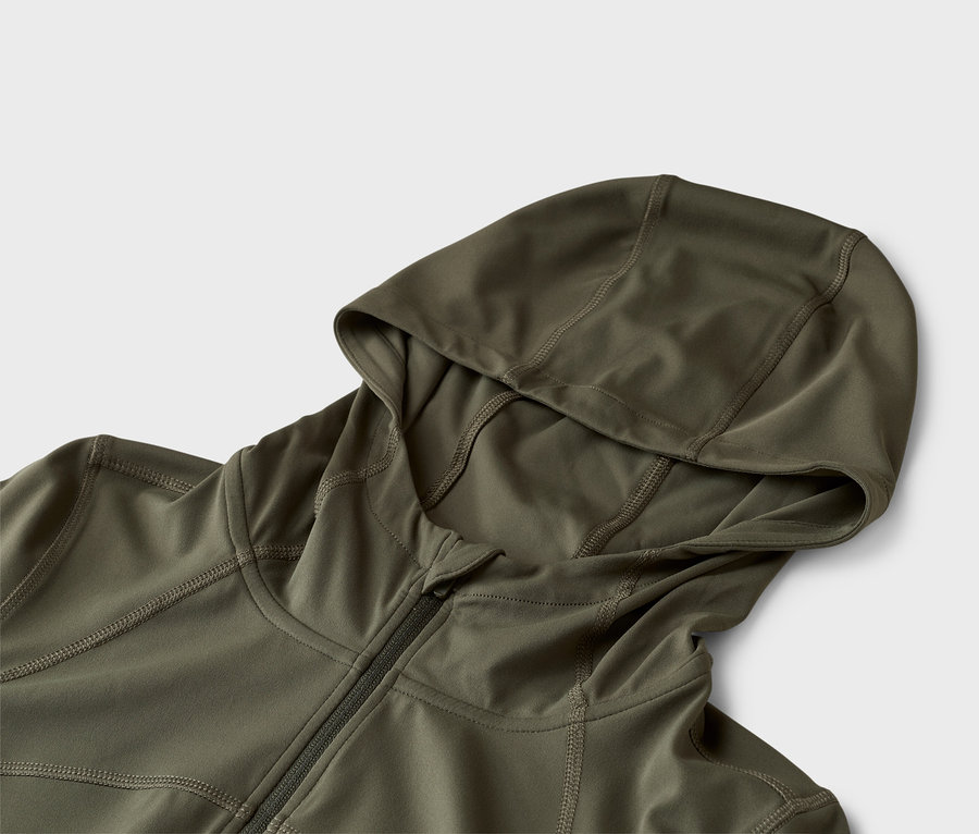 Detail olivově zelené mikiny s kapucí na zip.