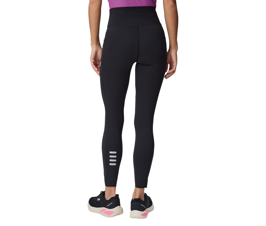 Detailní záběr ženy zezadu v černých legínách s reflexními pruhy a černých běžeckých botách.