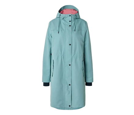 Tyrkysová parka do deště s kapucí, růžovou podšívkou, černými knoflíky a tmavými manžetami.