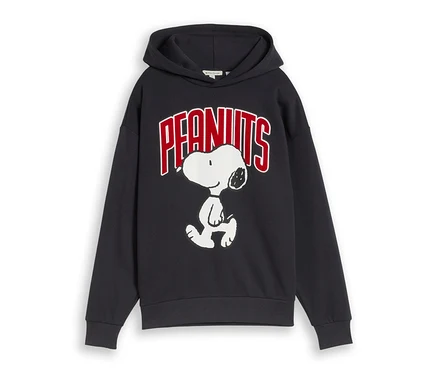 Tmavě modrá mikina s kapucí s velkým potiskem na přední straně, zobrazujícím červeno-bílý nápis „PEANUTS“ nad bílou ilustrací Snoopyho.