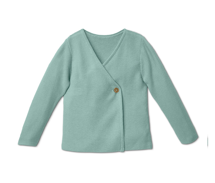 Zavinovací kabátek na světlém pozadí.