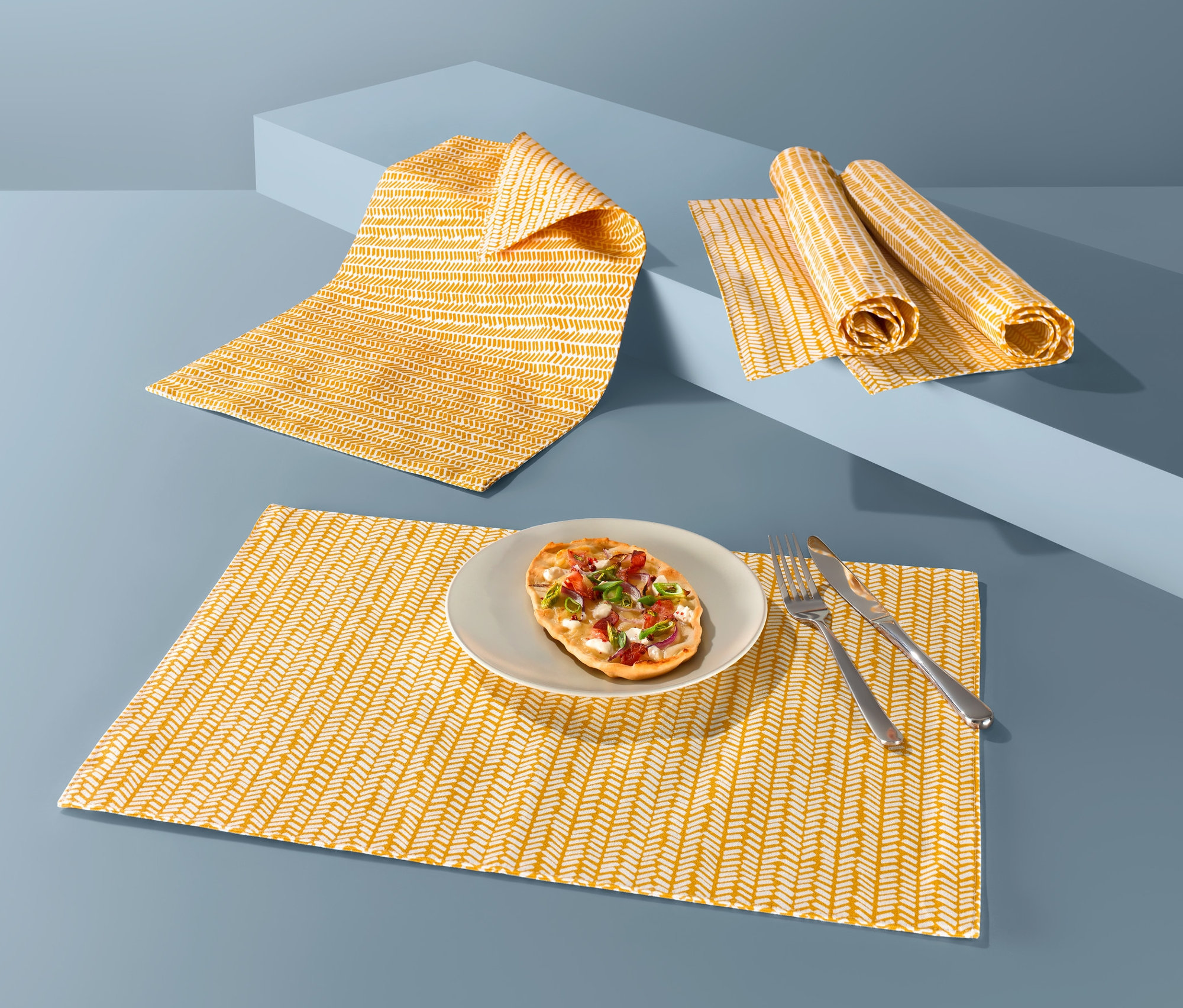 Žlutá oboustranná prostírání, 4 ks, s jídlem na talíři a příbory.