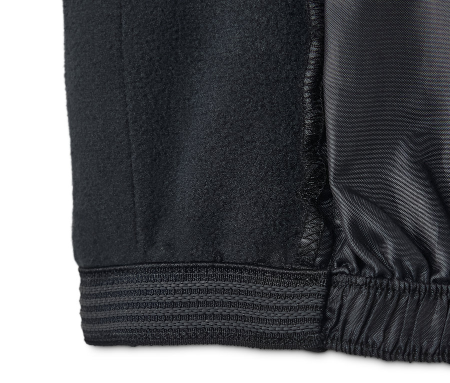 Detail černé lyžařské kalhoty.