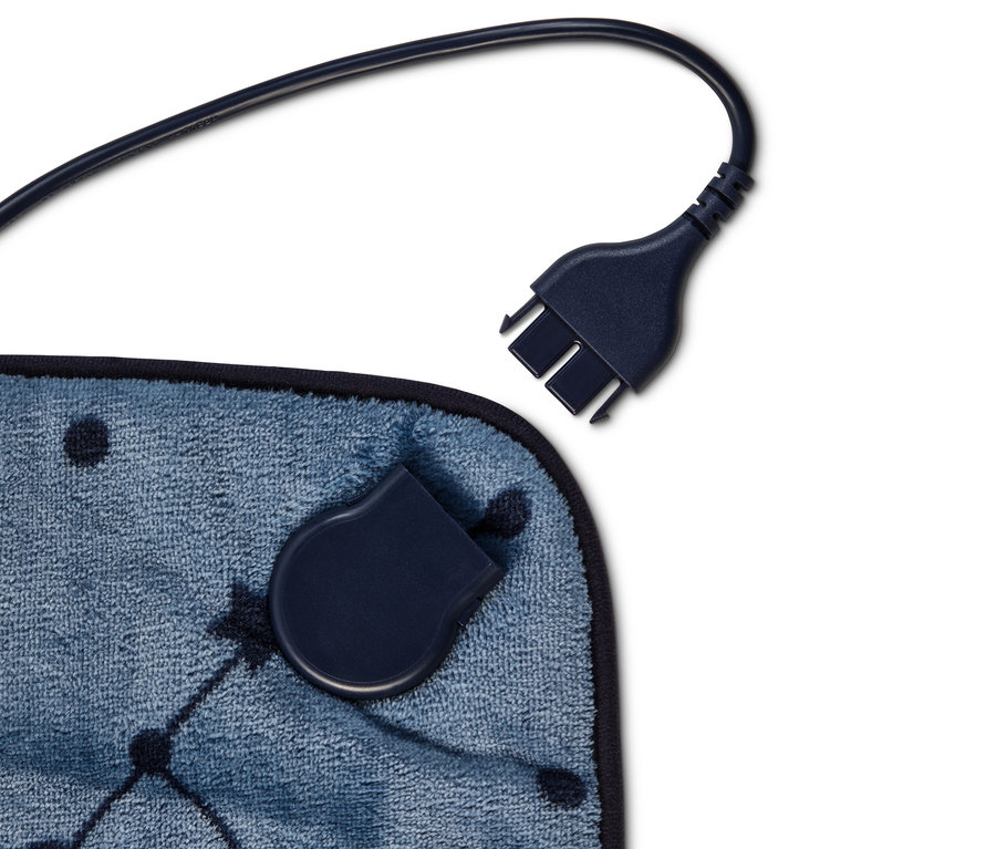 Detail elektrické podušky, malé, s motivem souhvězdí, modré barvy, s odpojeným ovladačem.