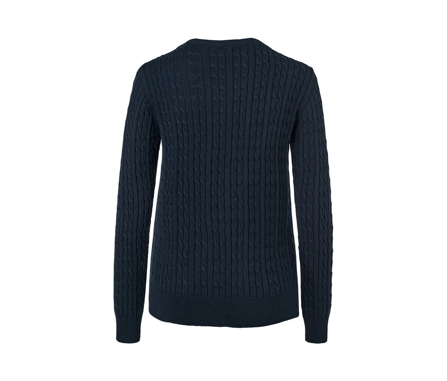 Detail modrého pleteného svetru s copánkovým vzorem.