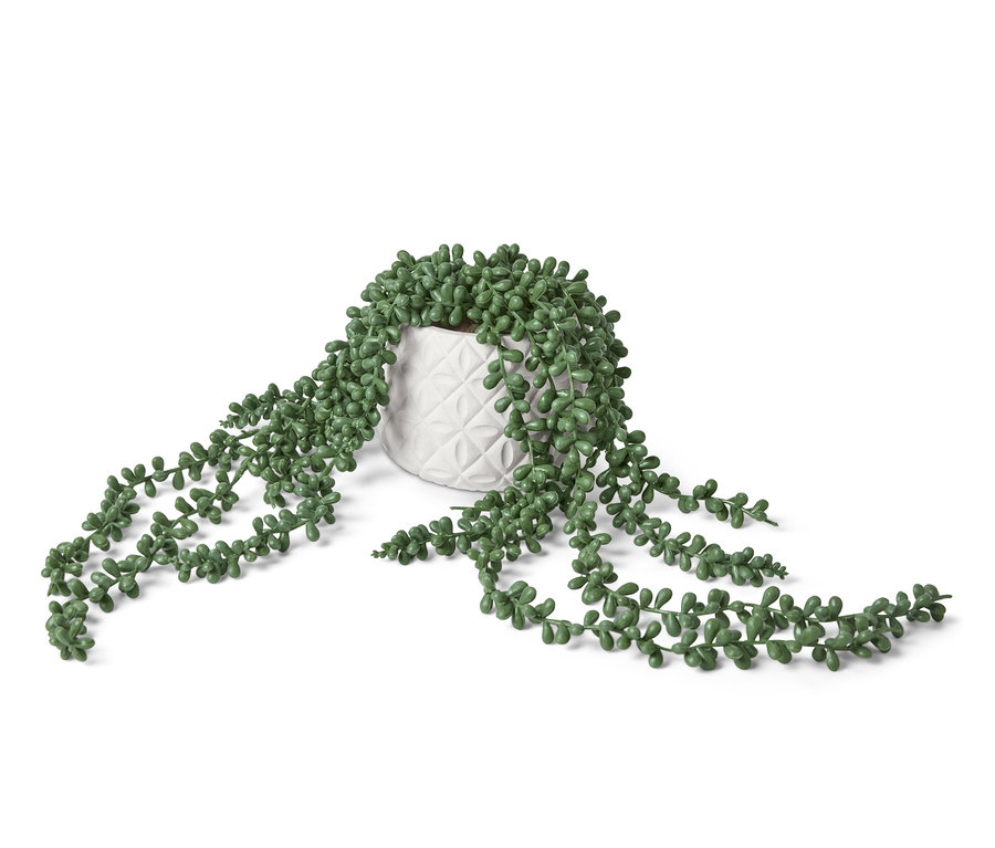 Umělá převislá rostlina v květináči s tmavě zelenými listy.