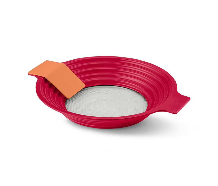 Červené sítko na mouku a pasírování 2 v 1 s oranžovou stěrkou.