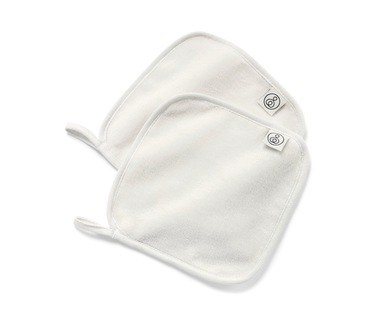 Dva bílé kosmetické ručníky, 2 ks, leží na sobě.