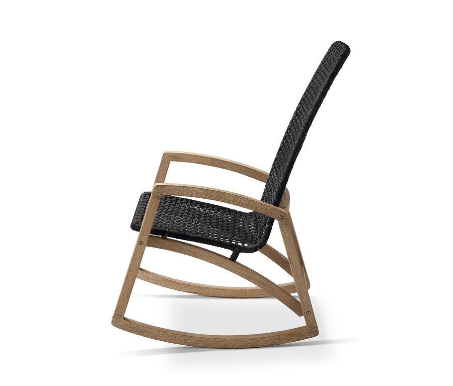 Detail zahradního houpacího křesla s textilním výpletem.