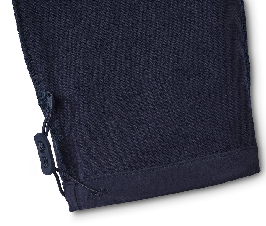 Detail softshellových joggingových kalhot, tmavě modré barvy, se stahovací šňůrkou.