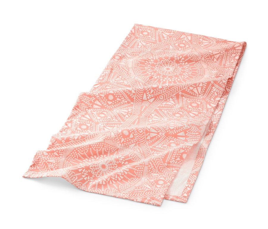 Běhoun na stůl s mandalovým vzorem v broskvové barvě.
