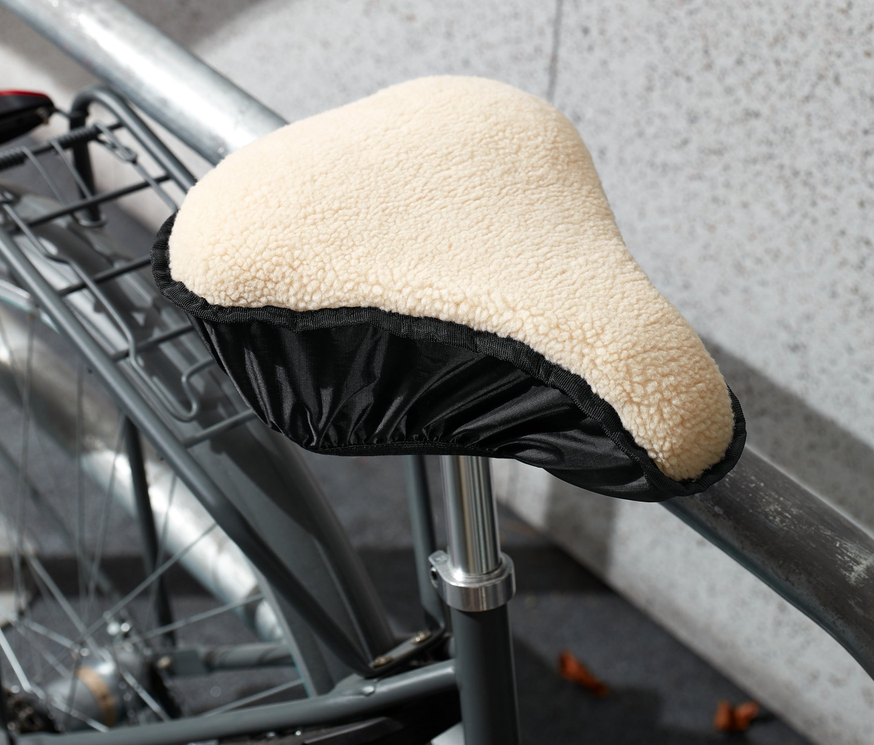 Detail kola s béžovým 2 v 1 potahem na sedlo.