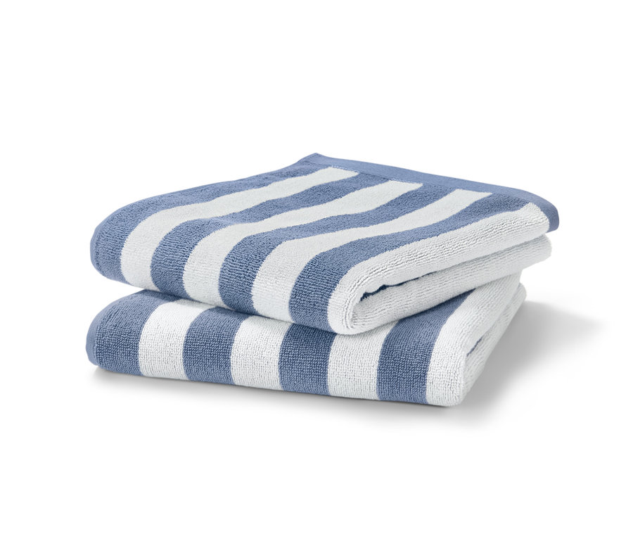 Dva kvalitní modro-bílé pruhované ručníky složené na sobě.