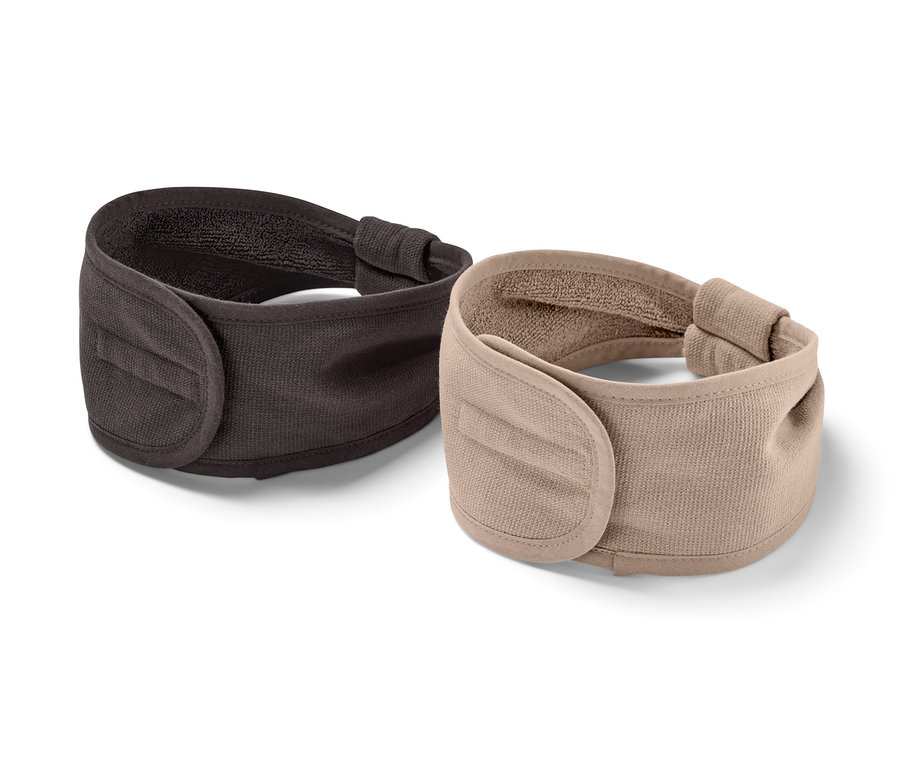 Dvě kosmetické čelenky, černá a hnědá, leží vedle sebe na bílém pozadí.