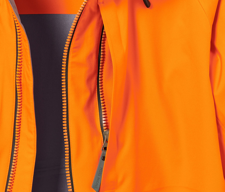 Detail oranžové hardshellové lyžařské bundy s rozepnutým zipem.