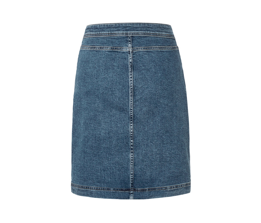 Detail zadní strany džínové sukně s knoflíkovou légou.