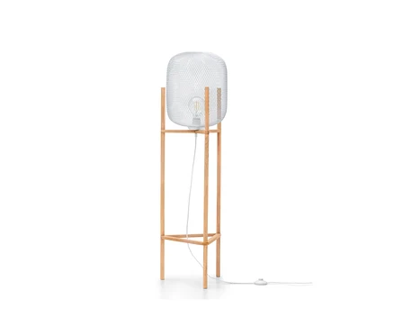 Stojací lampa Trojnohá s bílým pleteným stínidlem a dřevěnou konstrukcí.