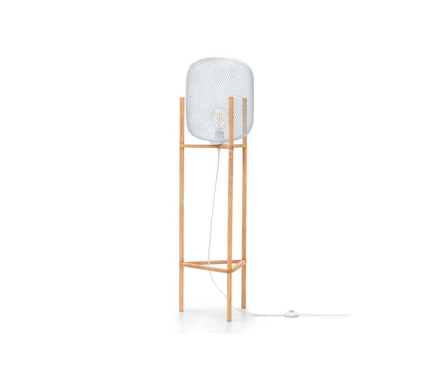 Stojací lampa Trojnohá s bílým pleteným stínidlem a dřevěnou konstrukcí.