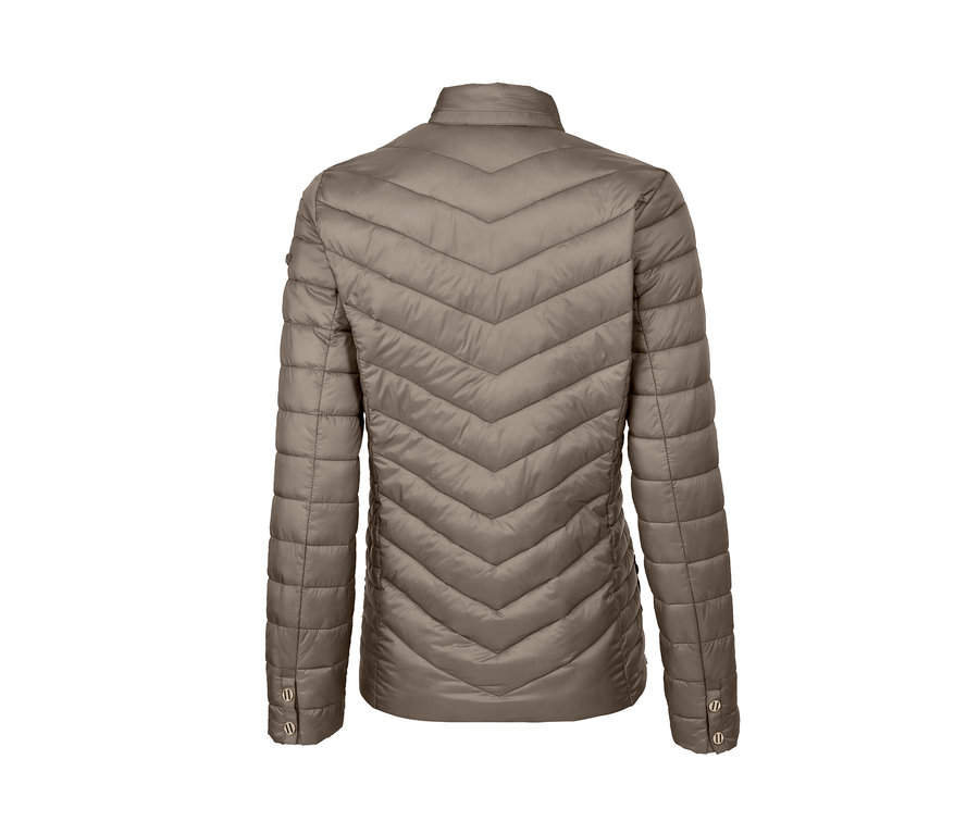 Detail zadní strany prošívané bundy.