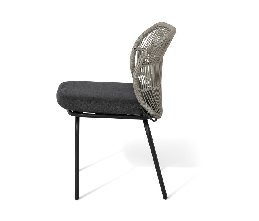 Boční pohled na židli s textilním výpletem, která má šedý sedák a šedý textilní výplet opěradla.
