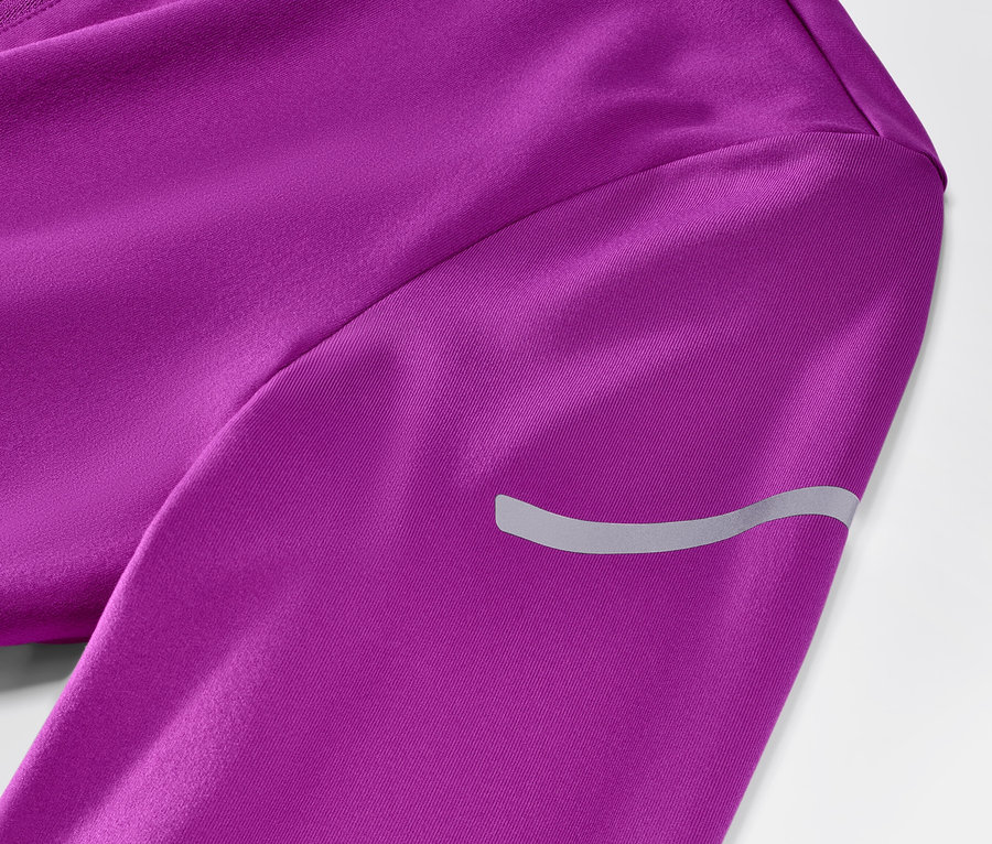 Detail neonového malinového funkčního termotrika.