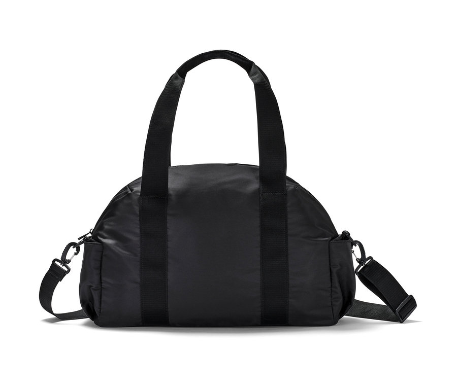 Černá sportovní taška.