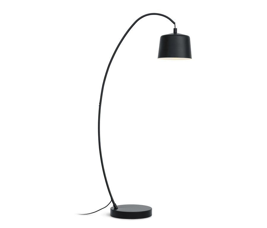 Prohnutá stojací lampa z kovu.