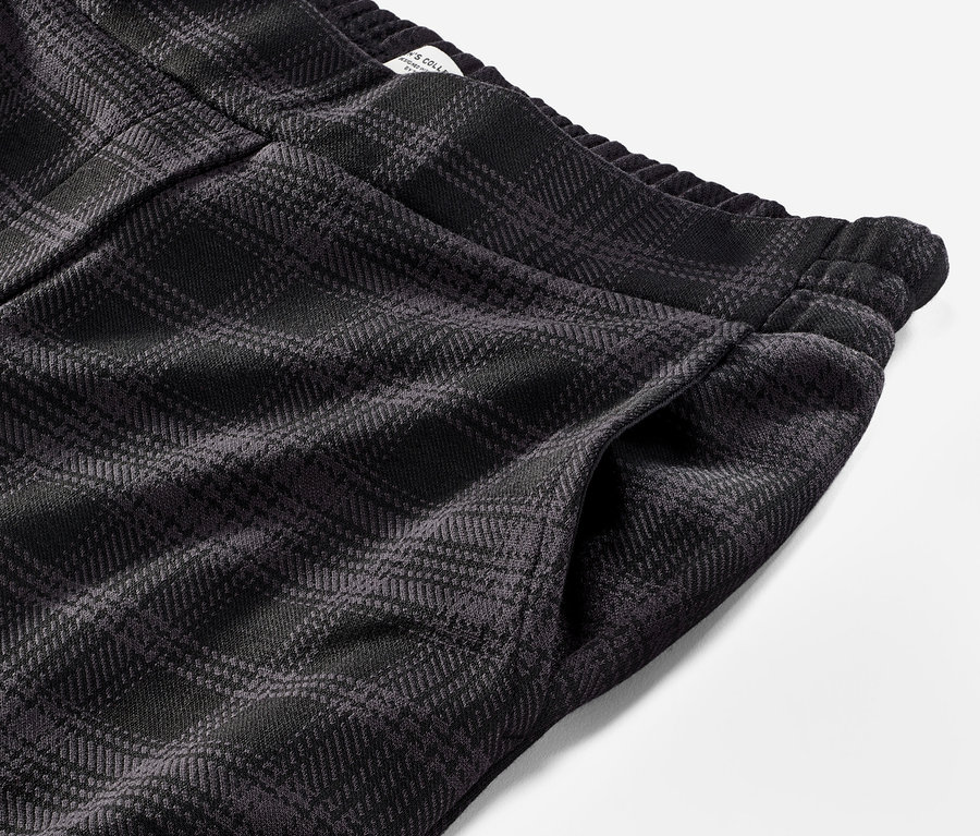 Detail kostkovaných teplákových kalhot joggpant.