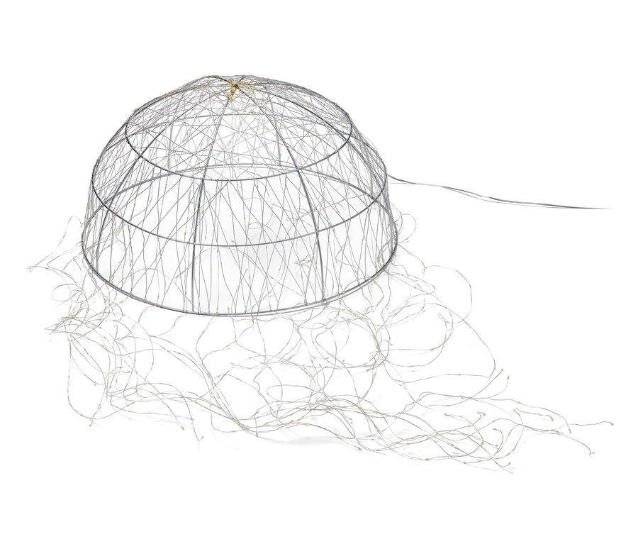 Velká LED polokoule se svazkem světelných řetězů.